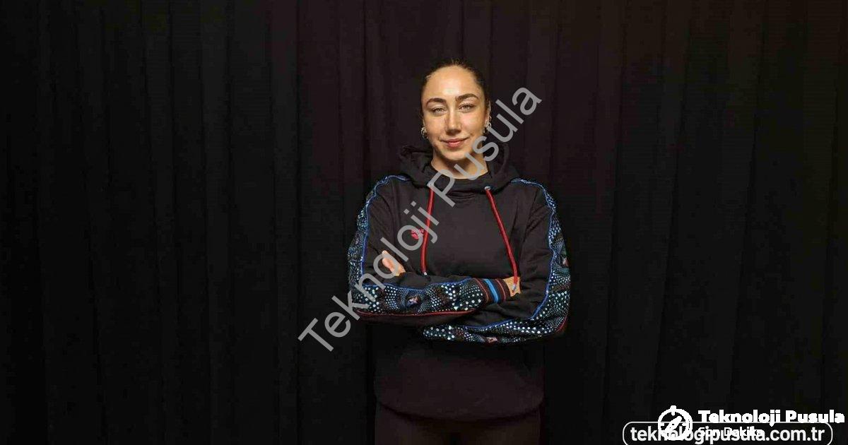 "İskenderun Körfezi’nde 39 km’yi 14 saatte yüzerek zirveye çıktı" başlıklı haber için fotorealistik,