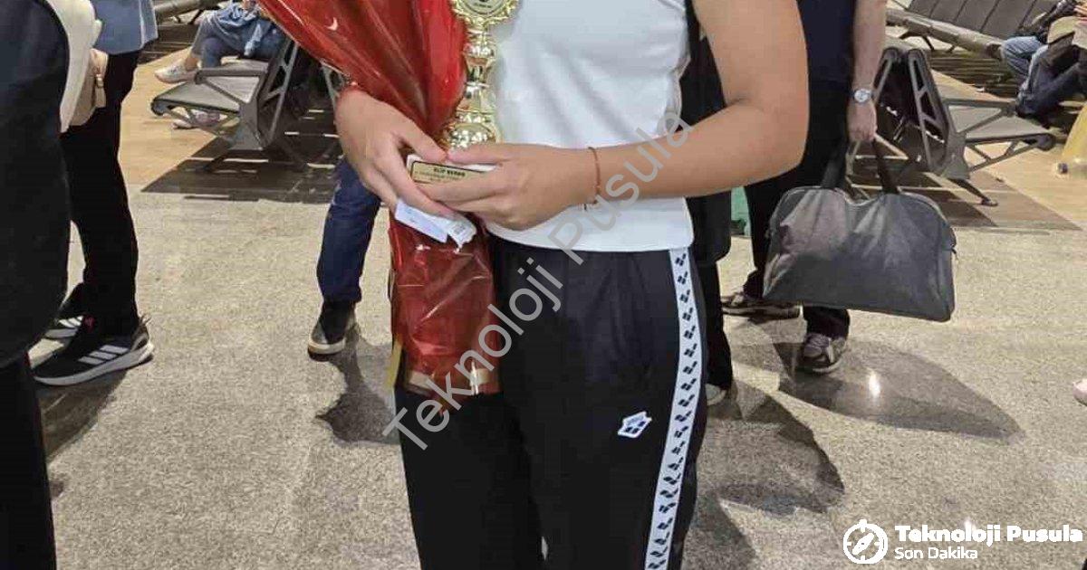 ELİF BERKE 4 EKİM’DE HATAY’DA DÜZENLENEN 5. İSKENDERUN KÖRFEZİ AÇIK DENİZ YÜZME MARATONU’NDA GENEL KLASMAN VE YAŞ GRUBUNDA 39 KİLOMETRELİK MESAFEYİ 14 SAATTE YÜZEREK TÜRKİYE BİRİNCİSİ OLDU.