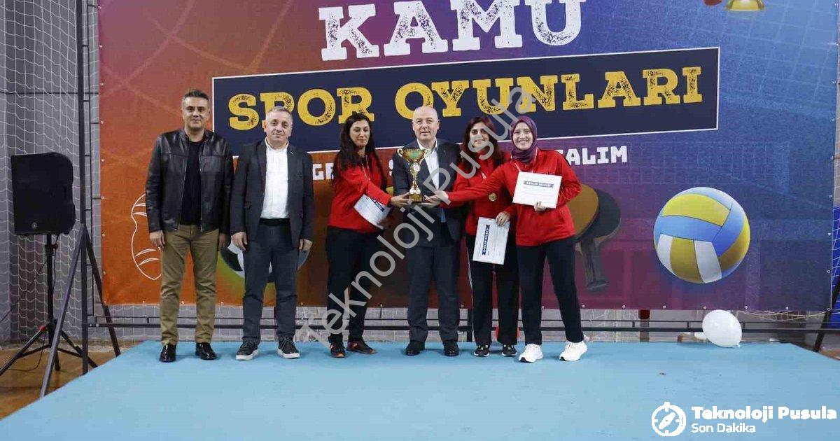 "Kamu Spor Oyunları’nda şampiyonlar kupalarını aldı" başlıklı haber için fotorealistik, profesyonel