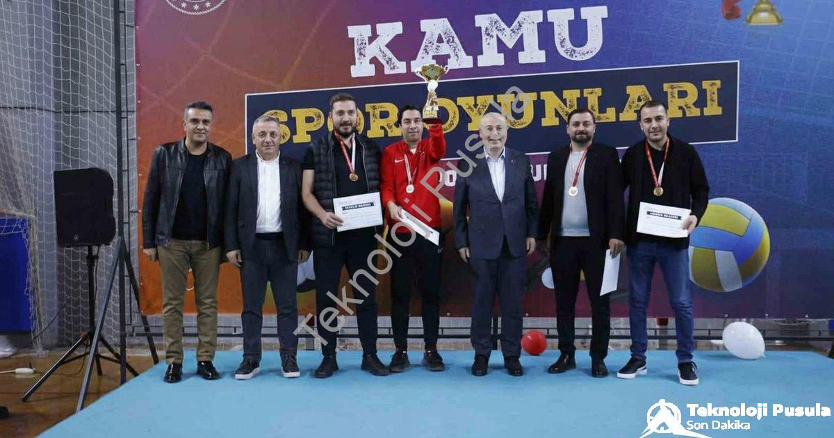 KAMU ÇALIŞANLARINI BULUŞTURAN KAMU SPOR OYUNLARI, VALİ RECEP YAZICIOĞLU SPOR SALONU’NDAKİ FİNAL MAÇLARIYLA TAMAMLANDI. TOPLAM 449 KAMU ÇALIŞANININ KATILDIĞI ORGANİZASYONDA DÖRT AYRI BRANŞTA ŞAMPİYON OLAN TAKIMLAR KUPALARINI DENİZLİ VALİSİ ÖMER FARUK COŞKUN’UN ELİNDEN ALDI.