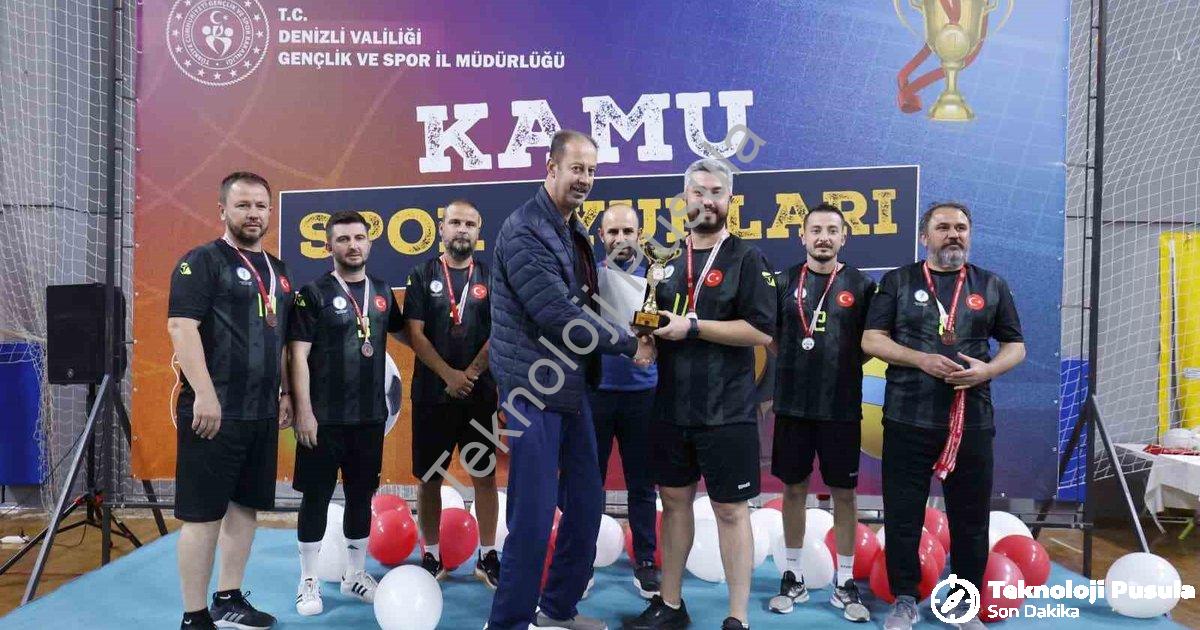 KAMU ÇALIŞANLARINI BULUŞTURAN KAMU SPOR OYUNLARI, VALİ RECEP YAZICIOĞLU SPOR SALONU’NDAKİ FİNAL MAÇLARIYLA TAMAMLANDI. TOPLAM 449 KAMU ÇALIŞANININ KATILDIĞI ORGANİZASYONDA DÖRT AYRI BRANŞTA ŞAMPİYON OLAN TAKIMLAR KUPALARINI DENİZLİ VALİSİ ÖMER FARUK COŞKUN’UN ELİNDEN ALDI.