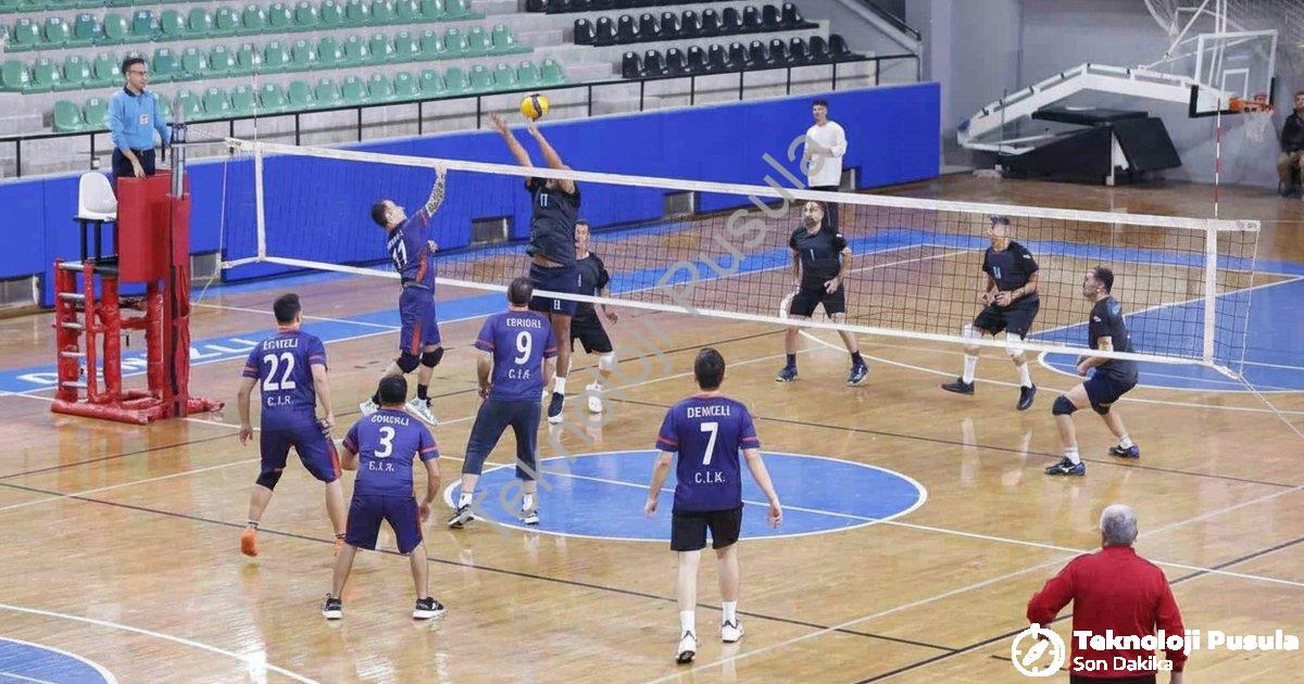 KAMU ÇALIŞANLARINI BULUŞTURAN KAMU SPOR OYUNLARI, VALİ RECEP YAZICIOĞLU SPOR SALONU’NDAKİ FİNAL MAÇLARIYLA TAMAMLANDI. TOPLAM 449 KAMU ÇALIŞANININ KATILDIĞI ORGANİZASYONDA DÖRT AYRI BRANŞTA ŞAMPİYON OLAN TAKIMLAR KUPALARINI DENİZLİ VALİSİ ÖMER FARUK COŞKUN’UN ELİNDEN ALDI.