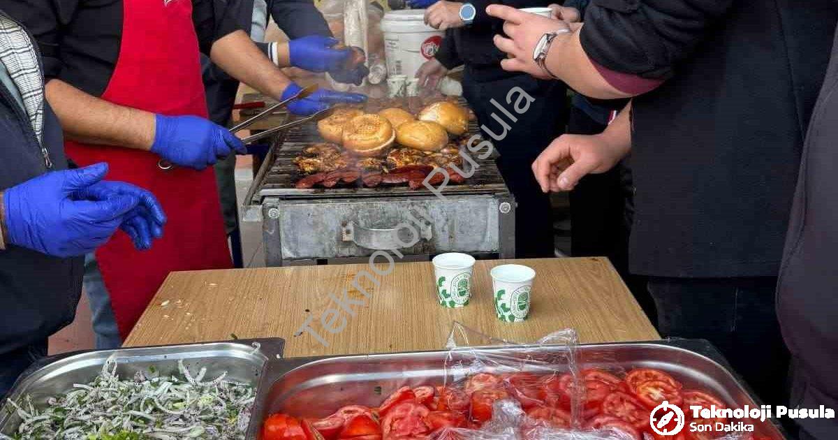 "Şuhut’ta öğrenciler Gazze için hayır çarşısı kurdu" başlıklı haber için fotorealistik, profesyonel