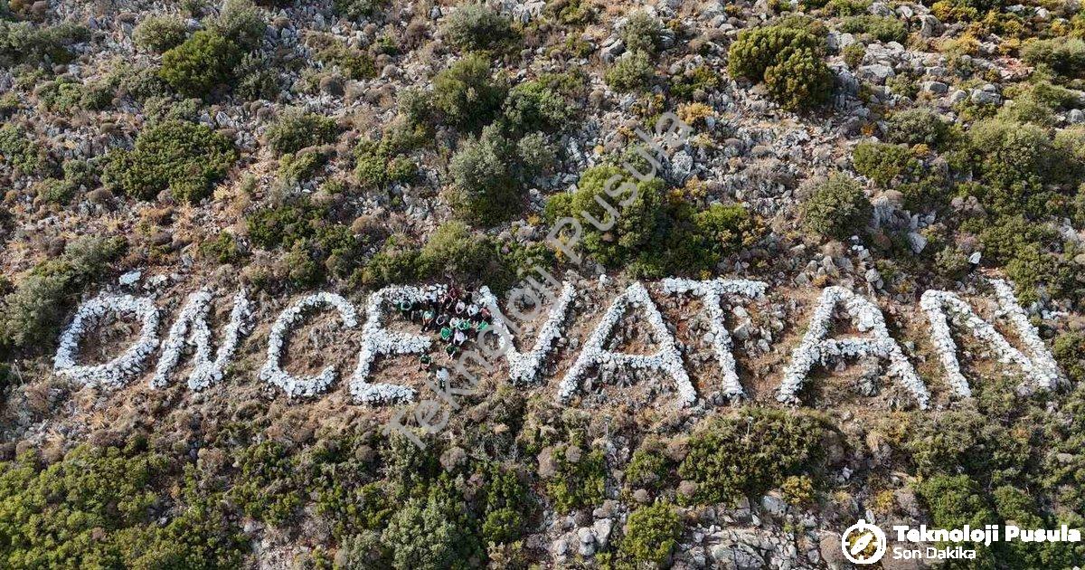 "Datça'nın Simgesi 'Önce Vatan' Yazısı Gençlerin Emeğiyle Yenilendi" başlıklı haber için fotorealist