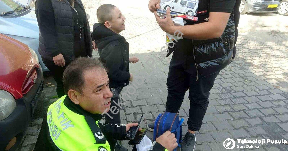 "Muğla'da Yürek Isıtan Anlar: Trafik Müdüründen Anlamlı Jest" başlıklı haber için fotorealistik, pro