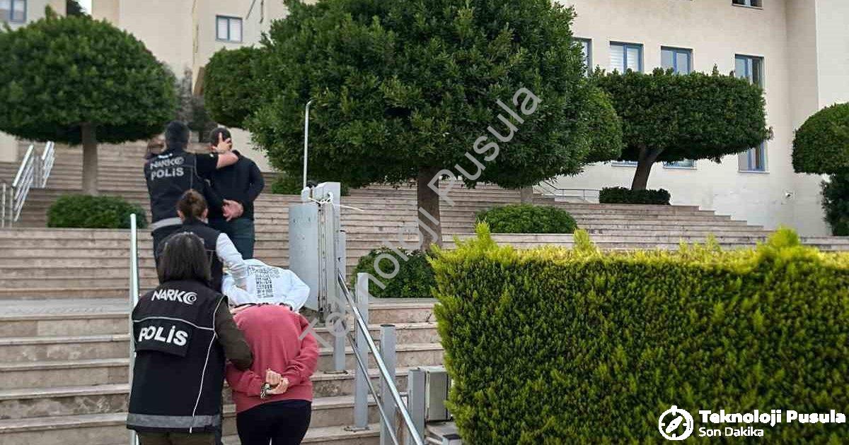 "Marmaris'te Zehir Tacirlerine Darbe: 3 Kişi Tutuklandı" başlıklı haber için fotorealistik, profesyo