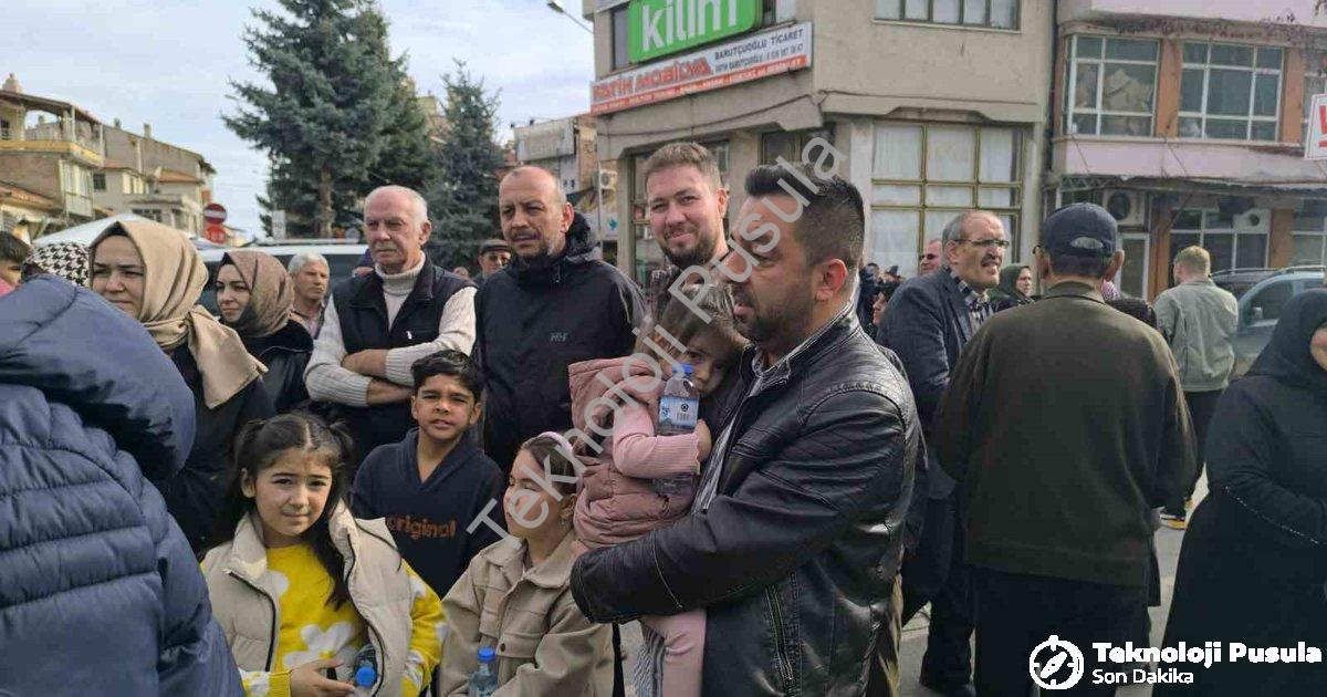 "Şuhut'ta Manevi Yolculuk Başladı: Umre Kafilesi Dualarla Uğurlandı" başlıklı haber için fotorealist