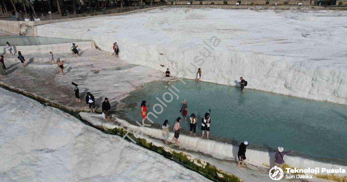 "Pamukkale Asyalı Turistlerin Akınına Uğradı: Beyaz Cennet Büyülüyor" başlıklı haber için fotorealis