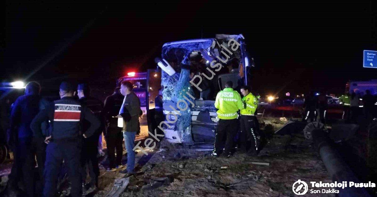 "Denizli'de Korkunç Kaza: Otobüs ve Minibüs Çarpıştı, 1 Ölü, 13 Yaralı" başlıklı haber için fotoreal
