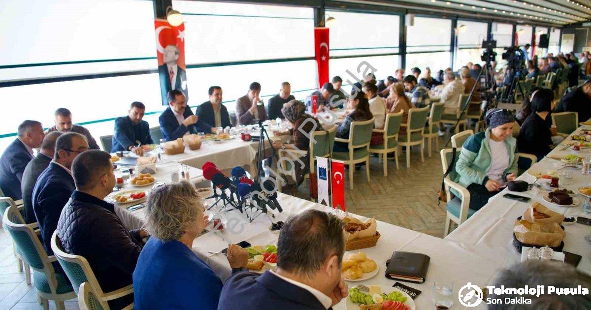 "Kuşadası'na Bütçe Şoku: Turizm Yatırımları Sıfırlandı Mı?" başlıklı haber için fotorealistik, profe