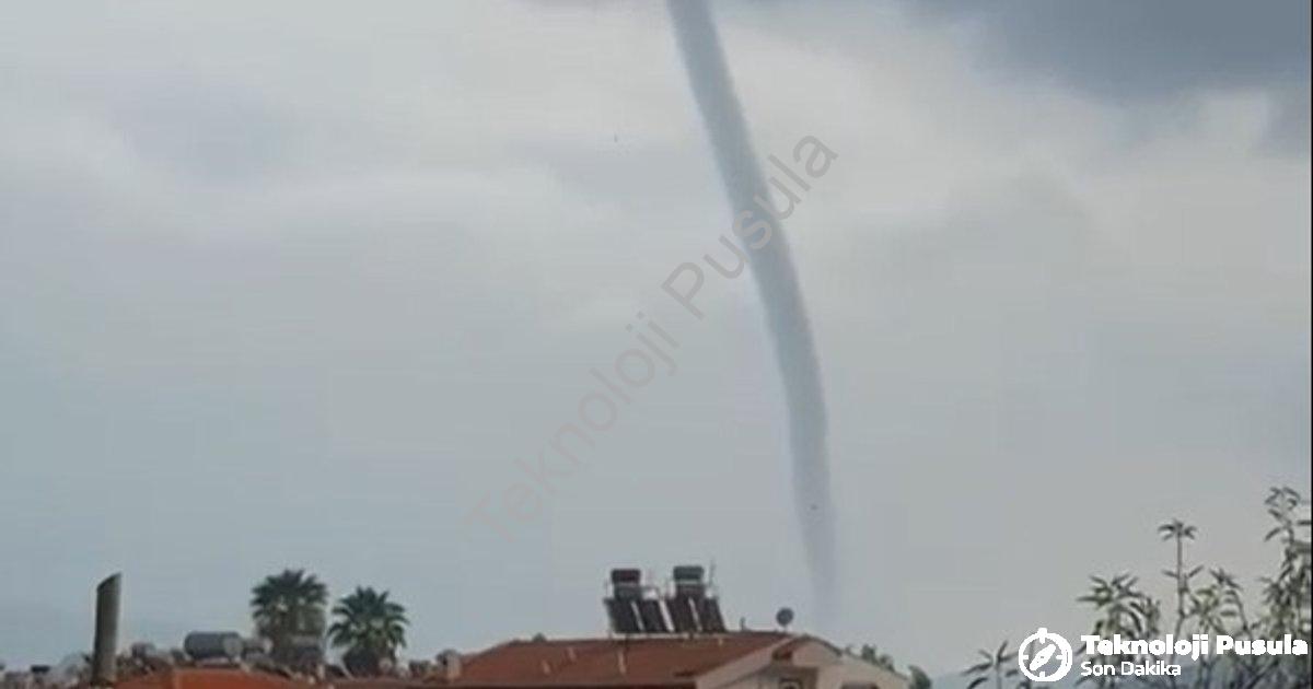 "Marmaris'te Görülen Hortum Cep Telefonu Kameralarında!" başlıklı haber için fotorealistik, profesyo
