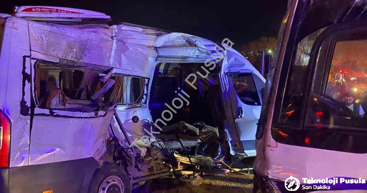 "İzmir Kemalpaşa'da Korkutan Kaza: İki İşçi Servisi Çarpıştı, 15 Yaralı" başlıklı haber için fotorea