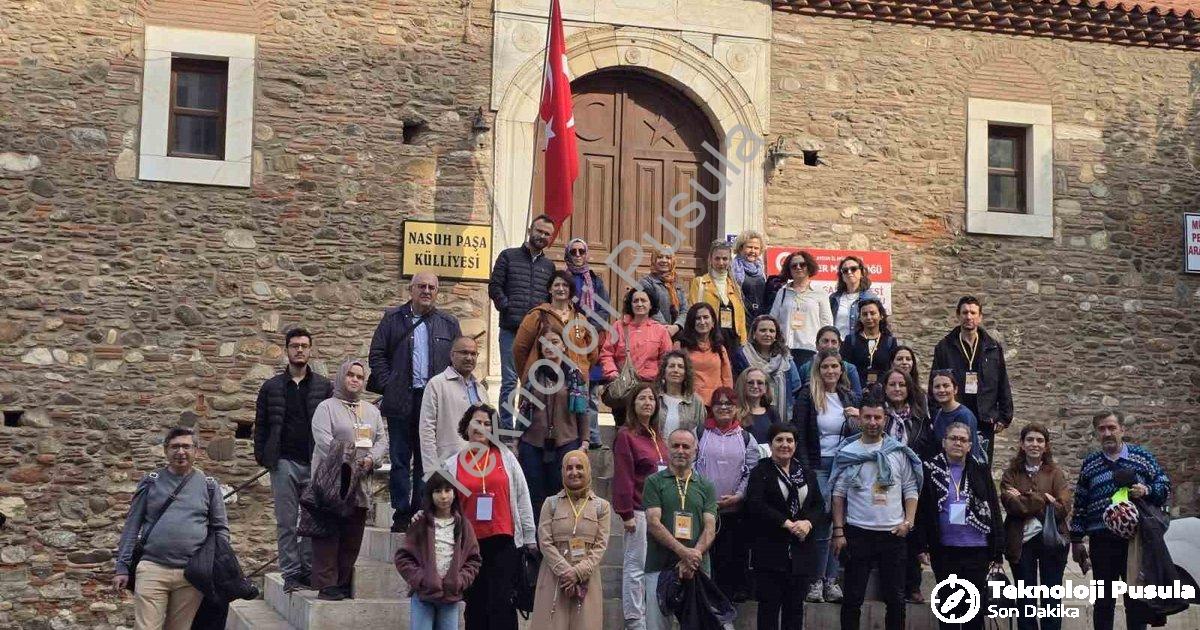 "Aydın'da Tarihe Yolculuk: Öğretmenler Şehrin Sırlarını Keşfetti" başlıklı haber için fotorealistik,