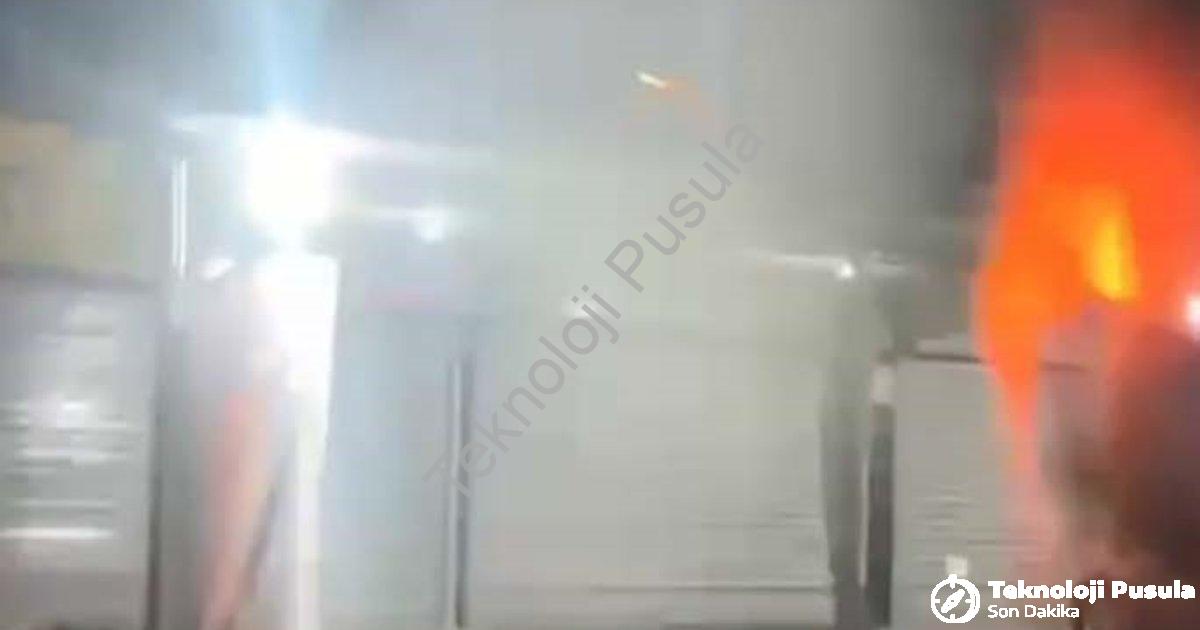 "İzmir'de Şok Saldırı: İş Yerini Tarayıp Kameraya Aldılar!" başlıklı haber için fotorealistik, profe