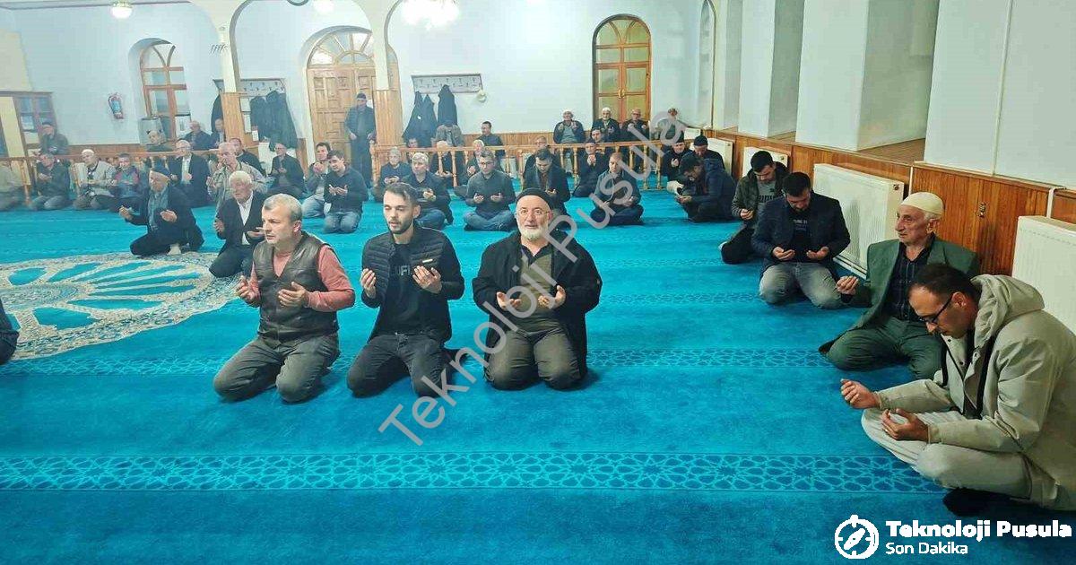 "Hisarcık'ta Vefat Eden Öğretmenler Unutulmadı: Anlamlı Anma Töreni" başlıklı haber için fotorealist