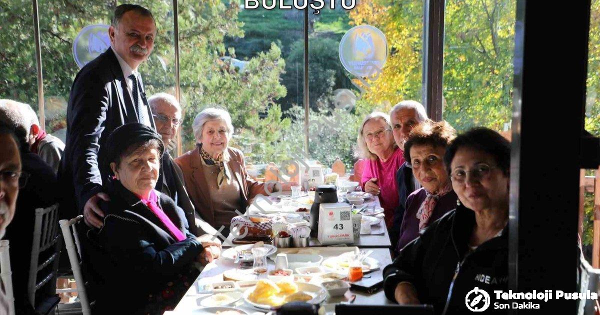 "Eğitimci Başkan, Emekli Öğretmenlerle Buluştu" başlıklı haber için fotorealistik, profesyonel bir h