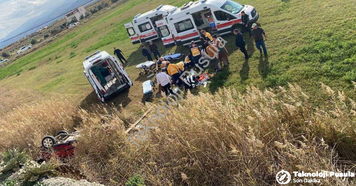 "Manisa'da Araç Tarlaya Uçtu: 1 Bebek Dahil 5 Yaralı" başlıklı haber için fotorealistik, profesyonel