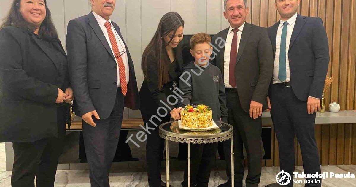 "Menteşe'de Öğretmenlere Özel Bir 'Çifte Kutlama'" başlıklı haber için fotorealistik, profesyonel bi