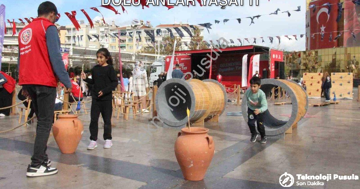 "Geleneksel Oyunlar Tırı Aydın'da Eğlence Dolu Anlar Yaşattı" başlıklı haber için fotorealistik, pro