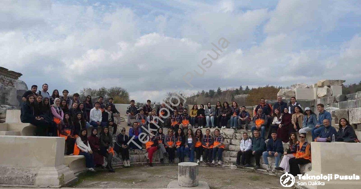 "AFAD gönüllüleri Stratonikeia’da tarihle buluştu" başlıklı haber için fotorealistik, profesyonel bi