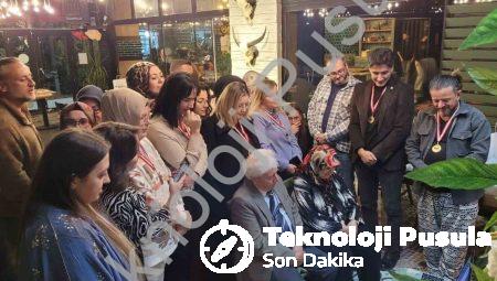 Eski öğrencilerden emekli öğretmene duygulandıran buluşma