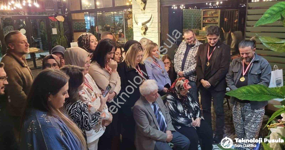 "Eski öğrencilerden emekli öğretmene duygulandıran buluşma" başlıklı haber için fotorealistik, profe