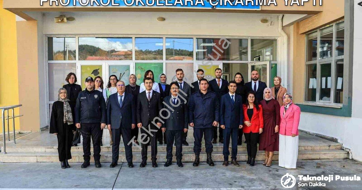 "Çameli'de Öğretmenler Günü Coşkusu: Protokol Okullara Çıkarma Yaptı" başlıklı haber için fotorealis