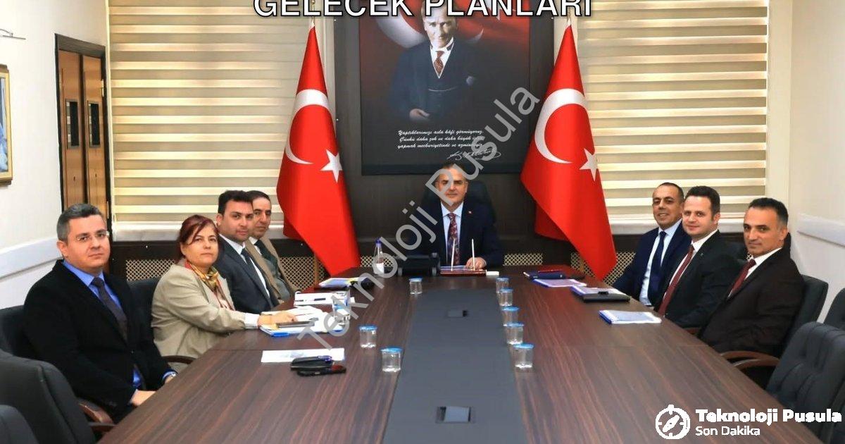 "Muğla Eğitim Altyapısı İçin Kritik Zirve: Gelecek Planları" başlıklı haber için fotorealistik, prof