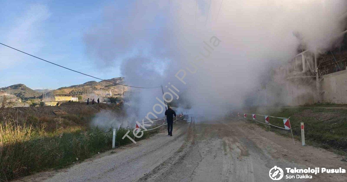 "Aydın Germencik'te Jeotermal Boru Hattı Patladı: Yol Ulaşıma Kapandı" başlıklı haber için fotoreali
