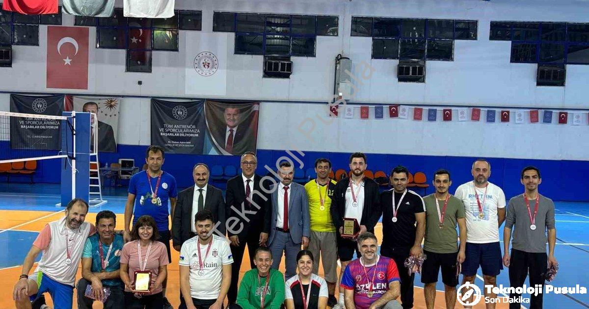 "Denizli'de Öğretmenler Arası Dostluk Rüzgarı: Voleybol Maçıyla Kutlama" başlıklı haber için fotorea
