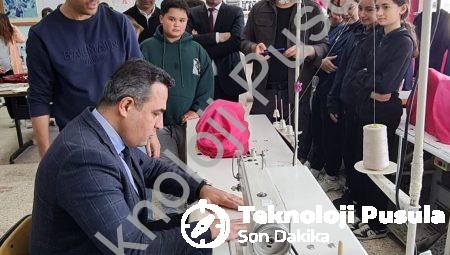 Sarıgöl Kaymakamı Halil Dalak Öğrencilerle Atölyede: Hem Dikiş Dikti Hem Çapa Yaptı