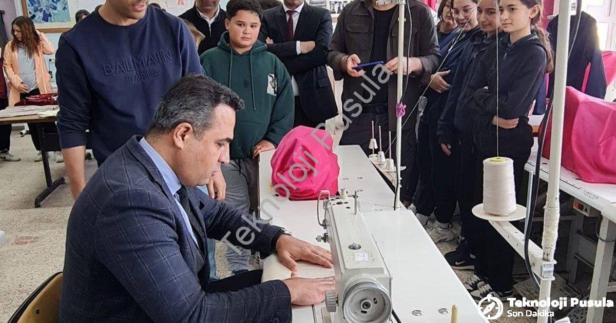 "Sarıgöl Kaymakamı Halil Dalak Öğrencilerle Atölyede: Hem Dikiş Dikti Hem Çapa Yaptı" başlıklı haber