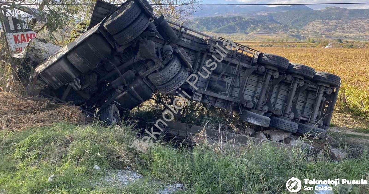 "Manisa Alaşehir'de Korkutan Kaza: Süt Tankeri Üzüm Bağına Devrildi" başlıklı haber için fotorealist