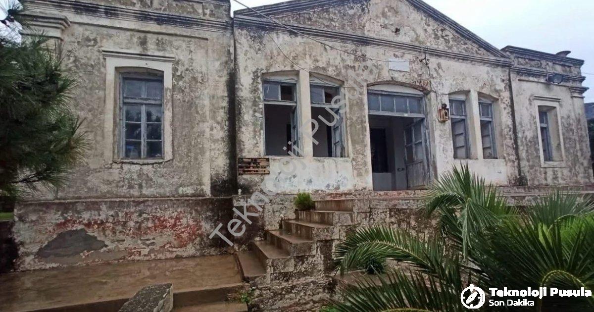 "Datça'nın Tarihi Mirası Cumalı İlkokulu Yeniden Hayat Buluyor" başlıklı haber için fotorealistik, p