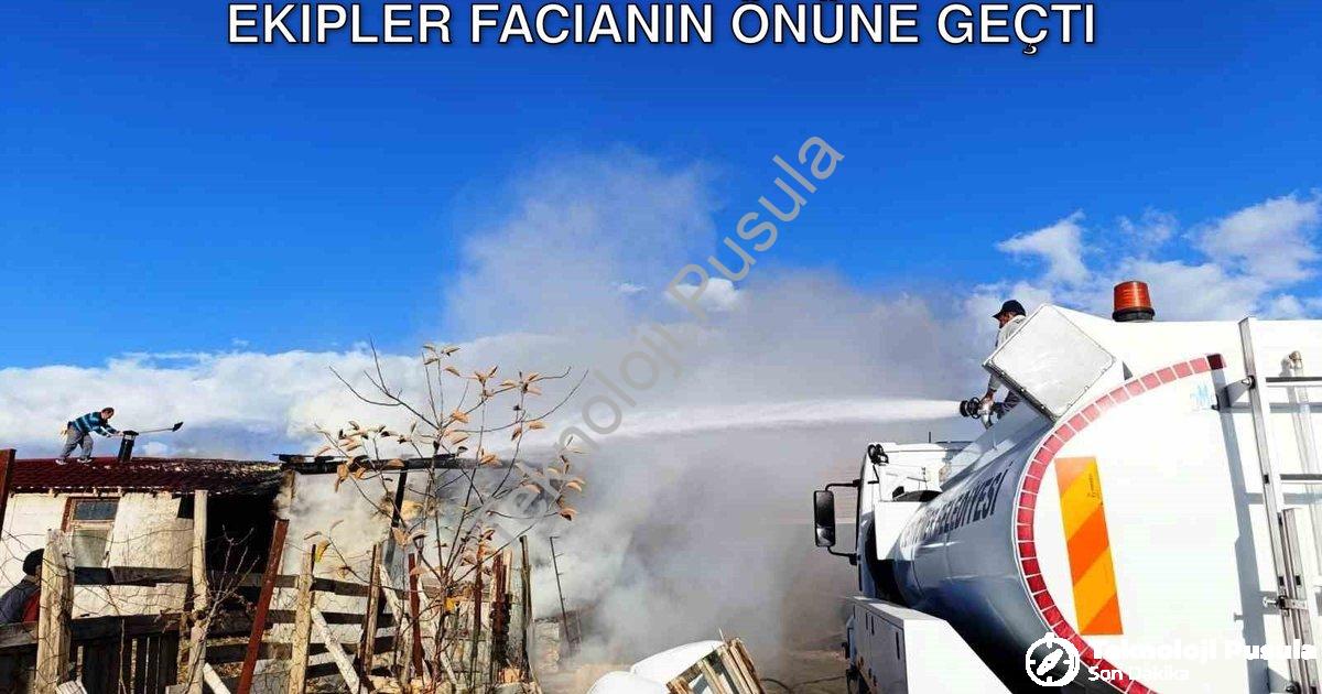 "Kütahya Seyitömer'de Ahır Yangını: Ekipler Facianın Önüne Geçti" başlıklı haber için fotorealistik,